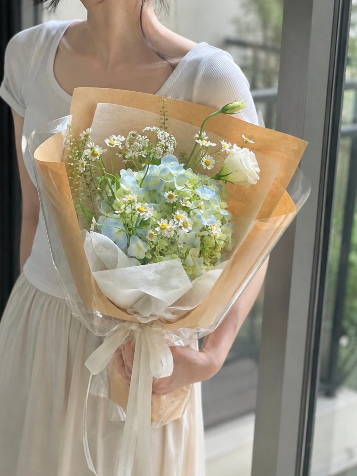 Bó hoa Tú Cầu Bơ mix hoa lá phụ