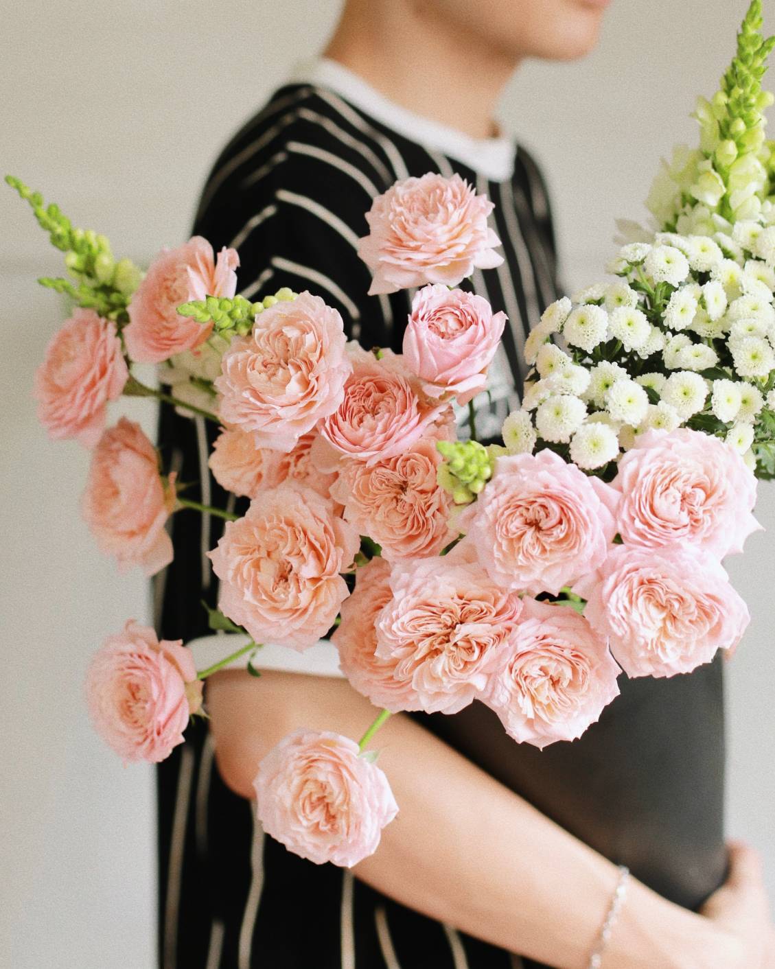 Bó hoa tươi với sắc hồng nhẹ nhàng
